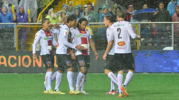 Jonathan McDonald, instantes después de golpear a Badilla en la Cueva. (