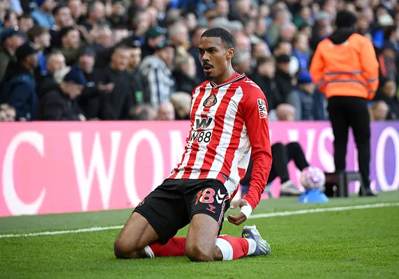 Isidor viene de marcar 6 anotacions en Premier League con el Sunderland (Getty Images).