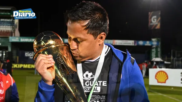 Amarini Villatoro, feliz, besa el trofeo del Toneo Apertura 2024. (