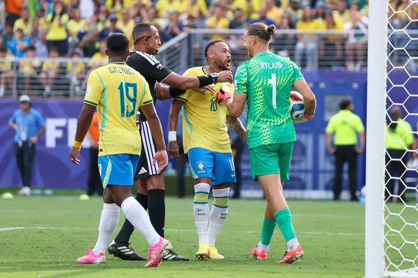Como si fuera poco, desafío e hizo enojar a Neymar en su último partido con Brasil. (Getty Images)