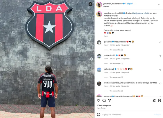 Jonathan McDonald con la camiseta que le obsequió Alajuelense. (Instagram)