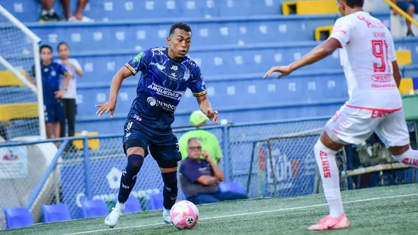 Jefferson Rivera en acción en la liga costarricense. (