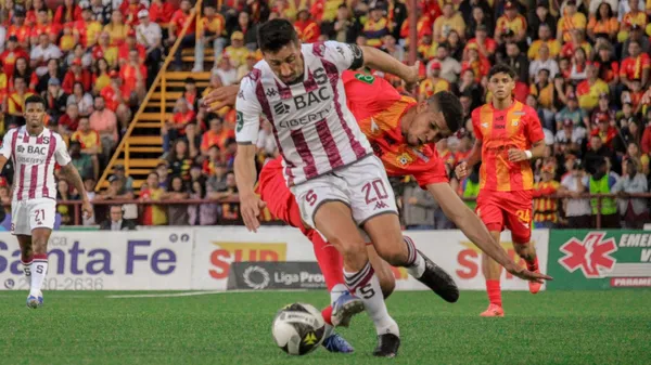 Getsel Montes le aplica una áspera marca a Mariano Torres en el Estadio Carlos Alvarado. (