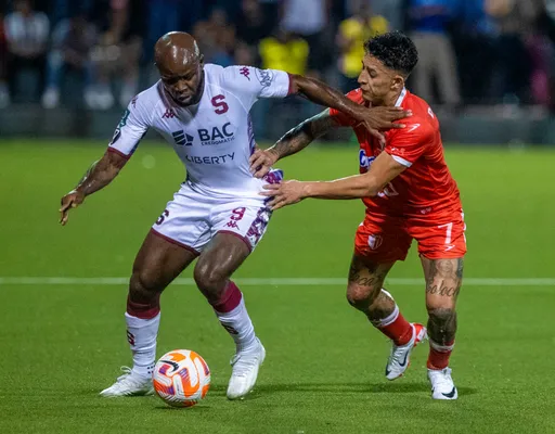 Javon East protege la esférica de la insistente marca de Byron Bonilla. (