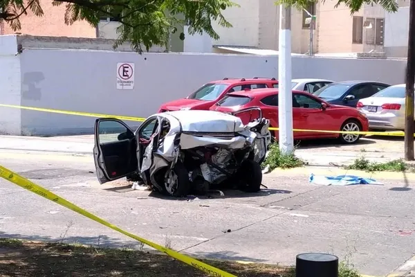 Así quedó el vehículo que fue impactado por Joao Maleck (Noé Magallón).