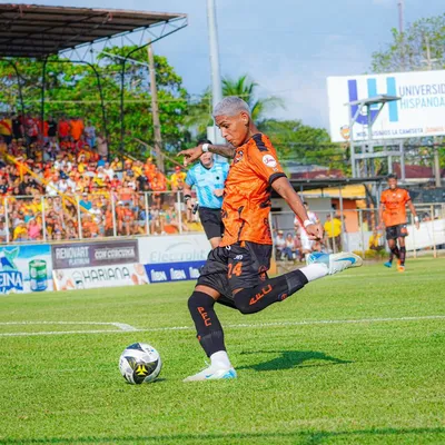 Los grandes de Costa Rica se disputan a John Paul Ruiz (PFC).