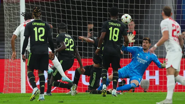 El instante en el que Nkunku, hoy en Chelsea, vence la resistencia de Courtois, quien lleva lesionado desde octubre de 2023. (