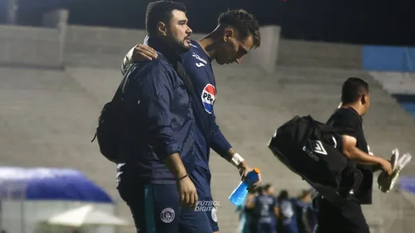 Rodrigo Auzmendi sufrió una contusión y fue sustituido. (