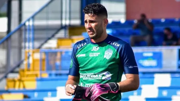 Jussef Delgado corre de atrás, pero podía ser convocado. (