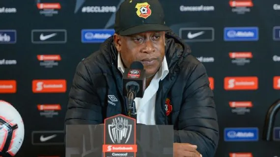 Hernán Medford hace unos años con Herediano 
