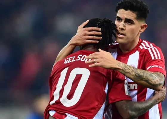 Luis Palma y Olympiacos enfrentarán una seguidilla de partidos que definirán todo. (
