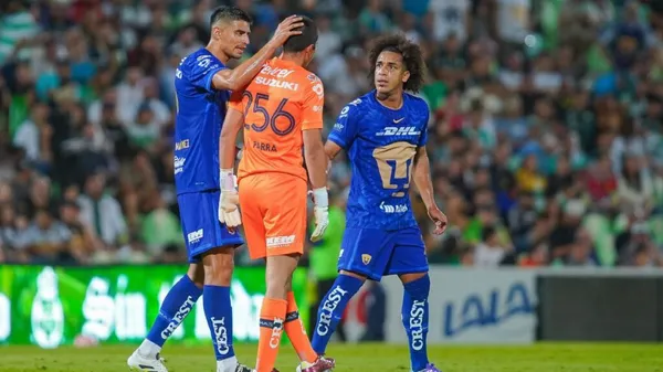 Carrasquilla animando a Rodrigo Parra luego de su error. 