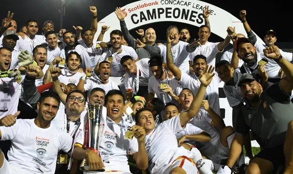 Los futbolistas de Herediano, festejando con el trofeo de la Liga Concacaf en 2018. (ORLANDO SIERRA/AFP)