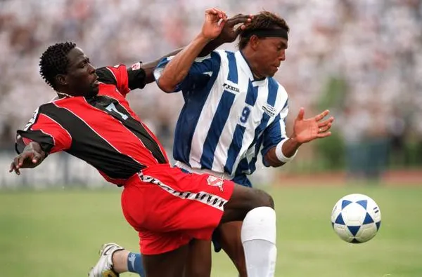 Carlos Pavon de Honduras marcado por Keyeno Thomas en el partido ante Trinidad y Tobago del 7 de Octubre de 2001. (