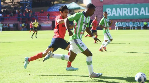 Un debutante Marlon Ávila Jr. traslada la esférica ante la presión de Marlon Sequén. (