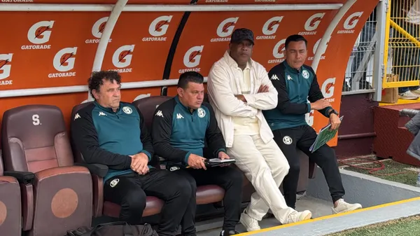 Hernán Medford y su cuerpo técnico reniegan por el poco tiempo que hay entre cada juego. (