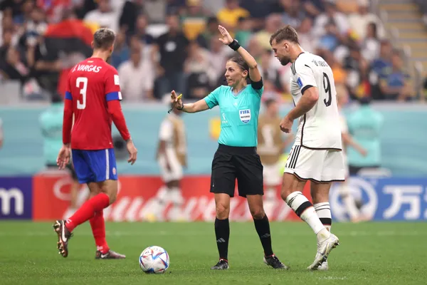 Stephanie Frappart, el 1 de diciembre de 2022, en acción durante el partido Costa Rica-Alemania. (