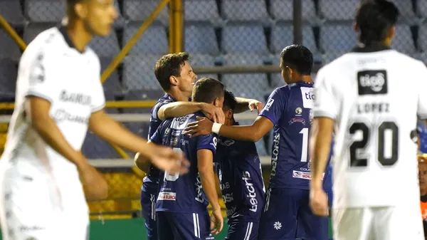 A lo largo de las vueltas, Comunicaciones no pudo vencer a Cobán: empataron 1-1 en enero y en febrero, los cobaneros los golearon 3-0. (