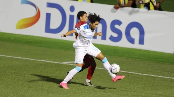 David Ruiz en acción durante su debut con la selección hondureña. (