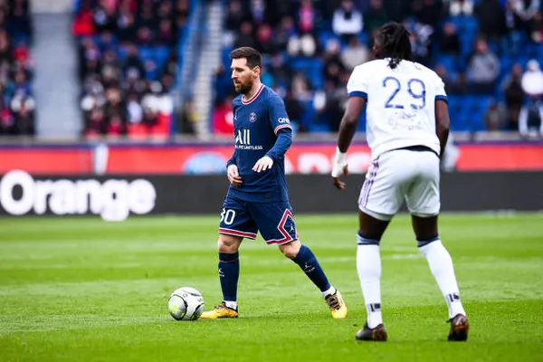 Alberth Elis enfrentando a Lionel Messi en Ligue 1 (