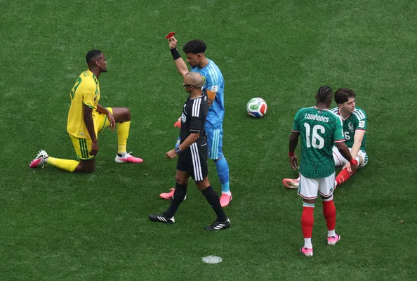 Wilton Sampaio le muestra la tarjeta roja a Sphephelo Sithole, jugador de Sudáfrica. (Getty Images)
