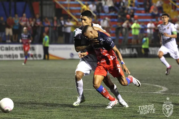 Orlando Galo y César Yanis peleando cuerpo a cuerpo en el último Herediano-San Carlos. (