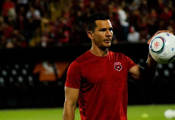 Wardy Alfaro había sido nombrado como el posible sucesor del Macho, pero finalmente no seguirá en el club (X).