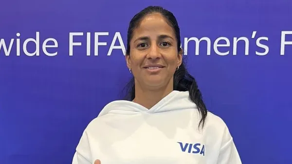 Shirley Cruz tomó una extraña postura. (