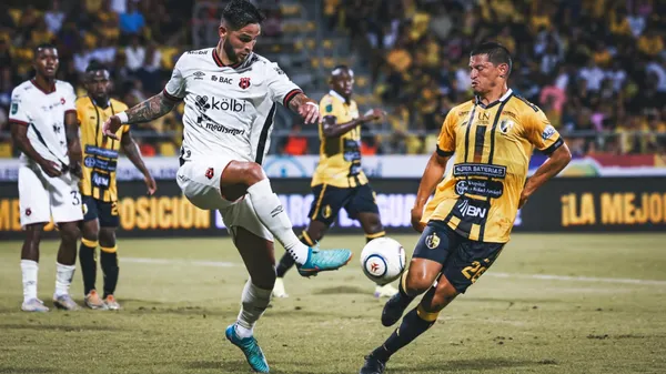 Jonathan Moya y Daniel Colindres en plena disputa de la esférica durante el último Alajuelense - Liberia. (