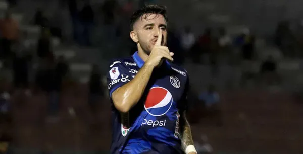 Agustín Auzmendi festejando un gol - La Prensa
