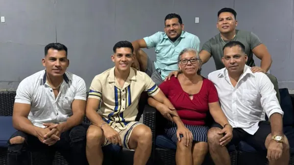 La familia de Alonso Martínez lo acompaña en este duro momento. (
