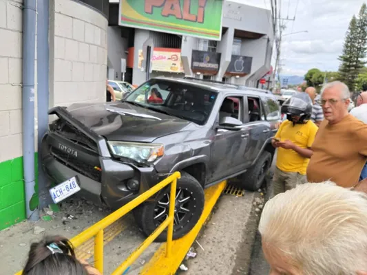 El ex preparador físico de la Liga provocó un aparatoso accidente (CR Hoy).
