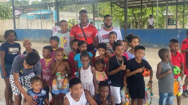 Tomás Rodríguez junto a su familia y vecinos. (