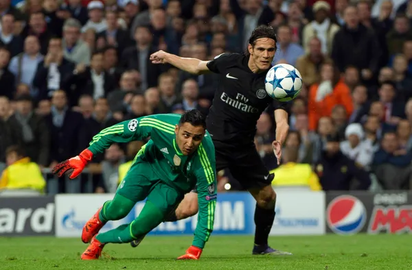 Keylor Navas y Edinson Cavani pelean por la bola en un duelo correspondiente a los octavos de final de la Champions League 2018. Real Madrid le ganó 5-2 en el global a PSG. (