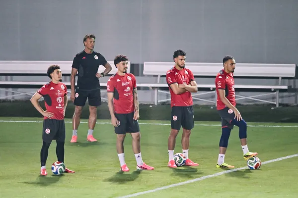 Hervé Renard atento a los movimientos de sus nuevos dirigidos.