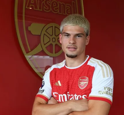 Quesada firmó su primer contrato profesional en 2023 (Arsenal FC).