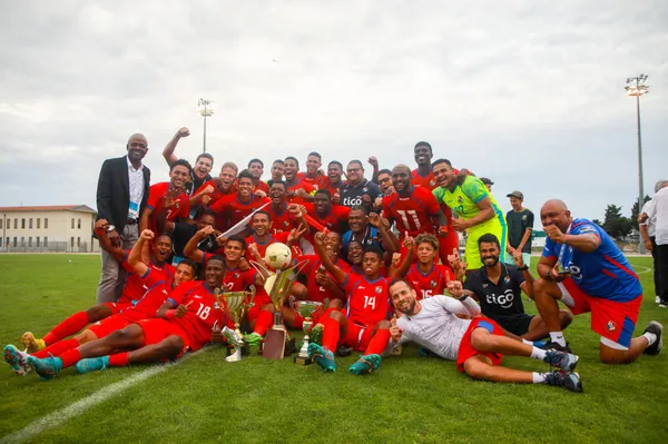 Panamá festeja el título en 2023, tras vencer a México en la final por 4-1. (