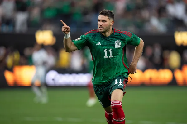 Santiago Giménez con la Selección de México 