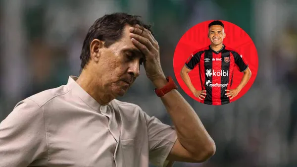 Alexandre Guimaraes se agarra la cabeza.