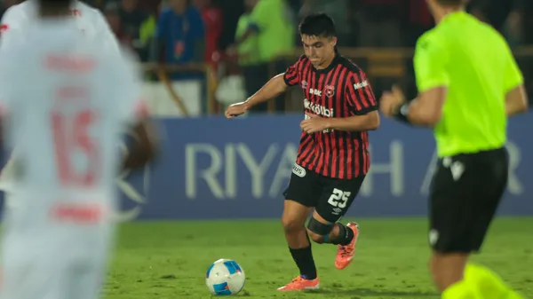 Santiago Van der Putten en acción contra Olimpia. (