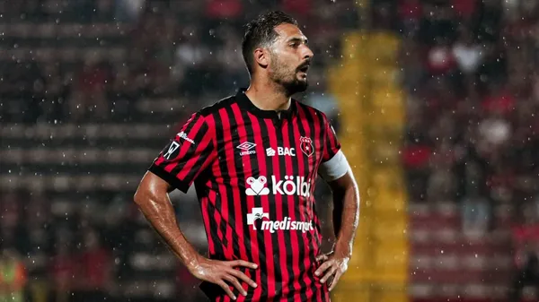 Celso Borges finaliza ligamen en diciembre. (Alajuelense).