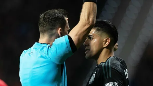 Luis Palma recibe tarjeta amarilla