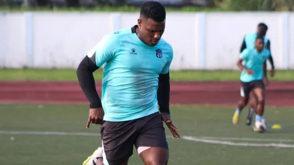 Harold Cummings entrenando con el Árabe Unido (DAU)