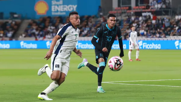 Darwin Cerén en acción durante el reciente choque entre El Salvador y Honduras. (Foto; FESFUT)