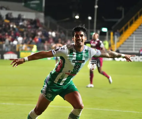 Santiago Gómez celebra uno de sus goles ante Saprissa. (