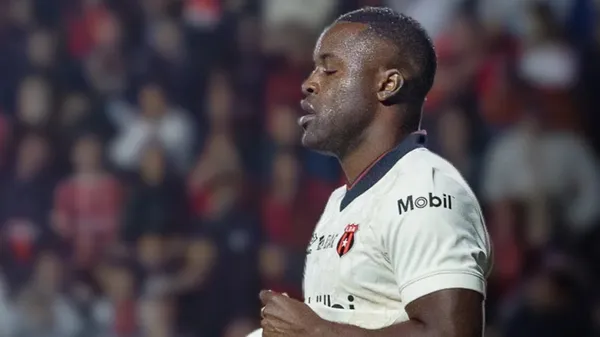 Joel Cambepll sorprende con su decisión.