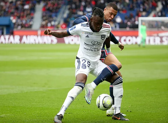 Alberth Elis enfrentando a Kylian Mbappé en 2021 (