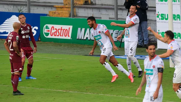 Johan Venegas celebra el doblete que le marcó a Saprissa. El resto de los goles fueron de Alex López, Jurguens Montenegro y Aarón Suárez. (