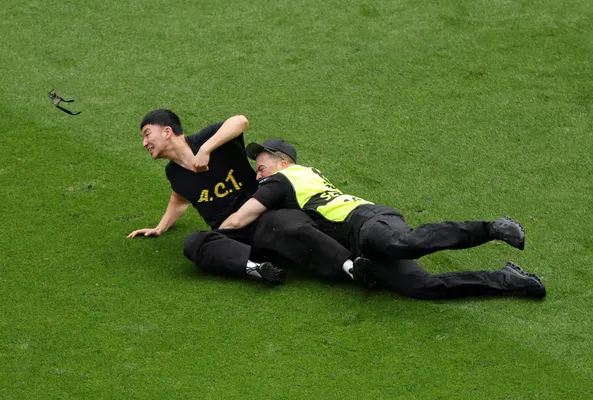El tackle para denetener al invasor. (Getty Images)