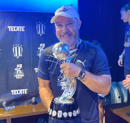 Kenneth Barrantes, con el trofeo en mano de la Liga MX. (